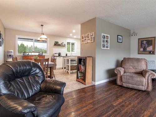 150 Muir Road, Kelowna, BC - Indoor Photo Showing Living Room