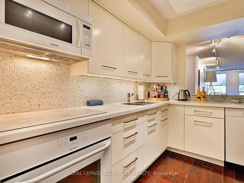 401-1177 Yonge St, Toronto, ON - Indoor Photo Showing Kitchen With Double Sink