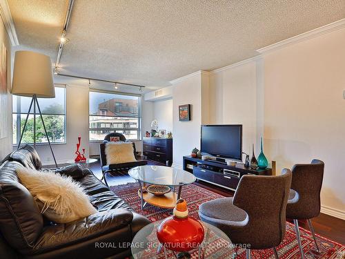 401-1177 Yonge St, Toronto, ON - Indoor Photo Showing Living Room