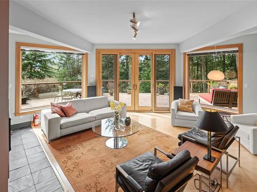 6598 Tideview Rd, Sooke, BC - Indoor Photo Showing Living Room