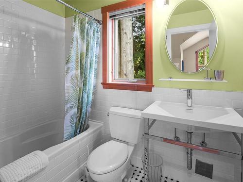 6598 Tideview Rd, Sooke, BC - Indoor Photo Showing Bathroom