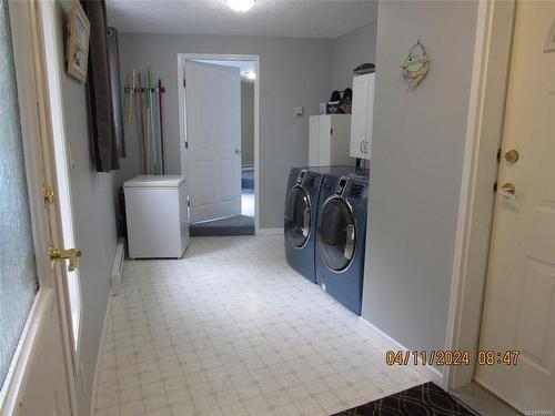 1828 Strathcona Hts, Shawnigan Lake, BC - Indoor Photo Showing Laundry Room