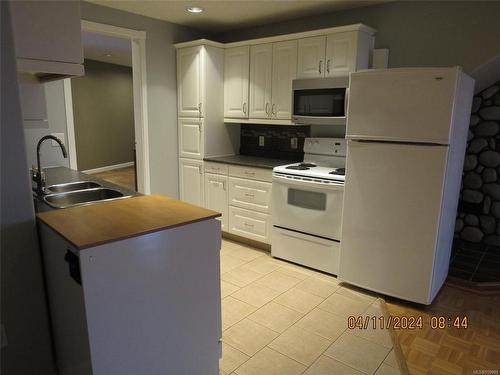 1828 Strathcona Hts, Shawnigan Lake, BC - Indoor Photo Showing Kitchen With Double Sink