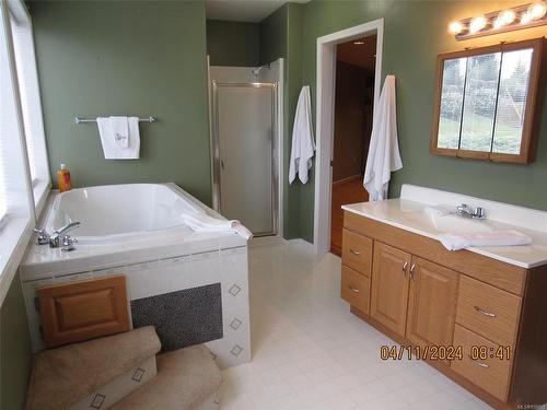 1828 Strathcona Hts, Shawnigan Lake, BC - Indoor Photo Showing Bathroom