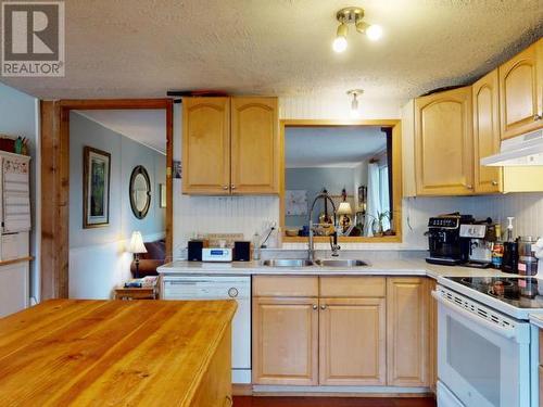 3527 Padgett Rd, Powell River, BC - Indoor Photo Showing Kitchen With Double Sink
