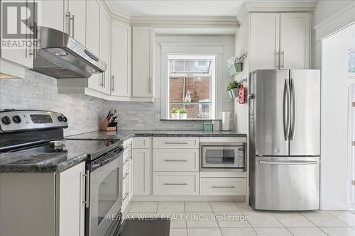 16 Elizabeth Street S, Richmond Hill, ON - Indoor Photo Showing Kitchen With Upgraded Kitchen
