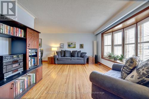 815 Mississauga Valley Blvd, Mississauga, ON - Indoor Photo Showing Living Room