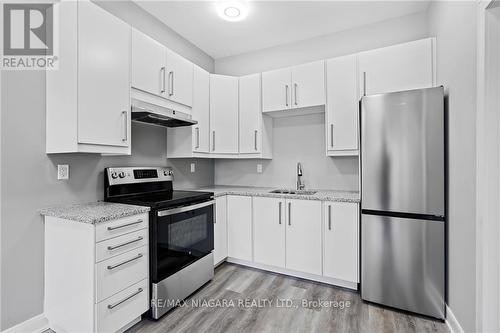 80 Page St, St. Catharines, ON - Indoor Photo Showing Kitchen With Upgraded Kitchen