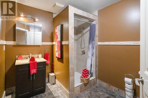 4658 Lyon'S Pkwy, Niagara Falls, ON - Indoor Photo Showing Bathroom