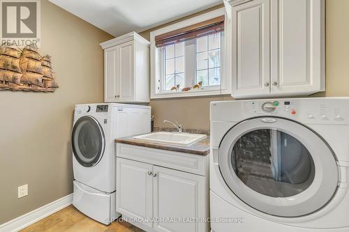 4658 Lyon'S Parkway, Niagara Falls, ON - Indoor Photo Showing Laundry Room