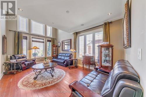 4658 Lyon'S Parkway, Niagara Falls, ON - Indoor Photo Showing Living Room