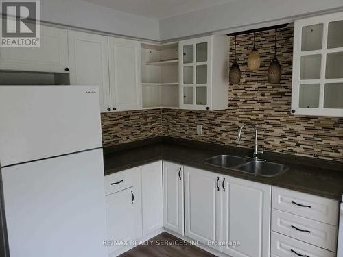 29 - 409 Thompson Road, London, ON - Indoor Photo Showing Kitchen With Double Sink