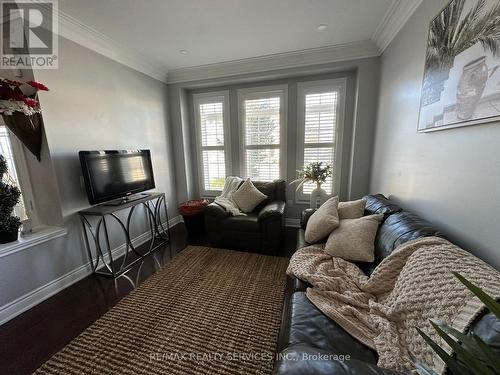 15 Riverglen St, Brampton, ON - Indoor Photo Showing Living Room