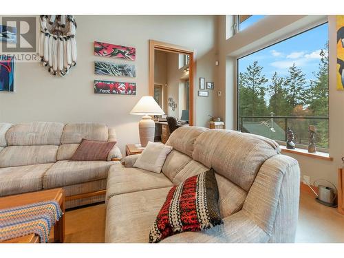 102 Vista Place, Penticton, BC - Indoor Photo Showing Living Room