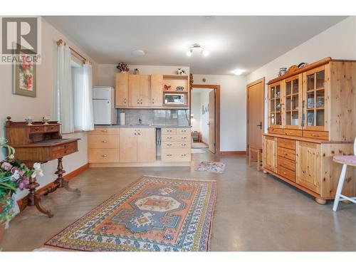 102 Vista Place, Penticton, BC - Indoor Photo Showing Kitchen
