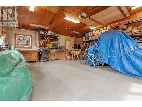 102 Vista Place, Penticton, BC - Indoor Photo Showing Garage