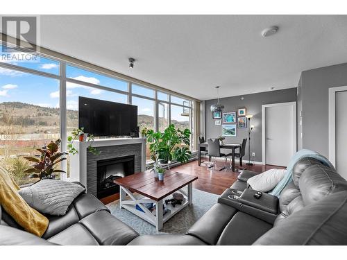1075 Sunset Drive Unit# 602, Kelowna, BC - Indoor Photo Showing Living Room With Fireplace