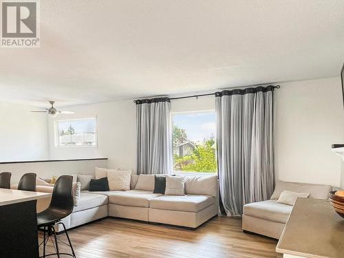 8 Willow Crescent, Osoyoos, BC - Indoor Photo Showing Living Room