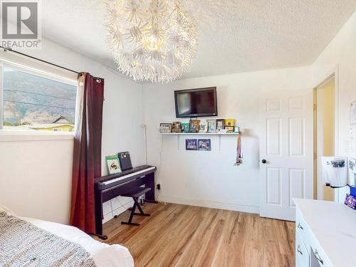 8 Willow Crescent, Osoyoos, BC - Indoor Photo Showing Bedroom