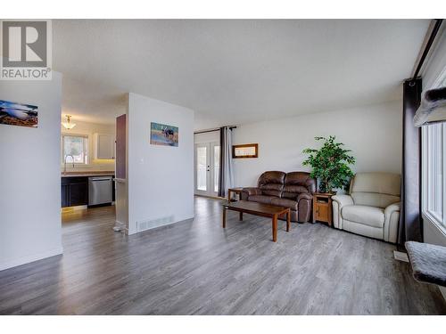 2653 Springfield Road, Kelowna, BC - Indoor Photo Showing Living Room