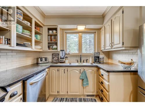 154 Glen Place, Penticton, BC - Indoor Photo Showing Kitchen