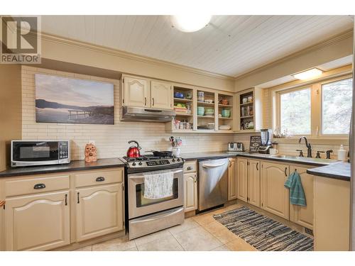 154 Glen Place, Penticton, BC - Indoor Photo Showing Kitchen