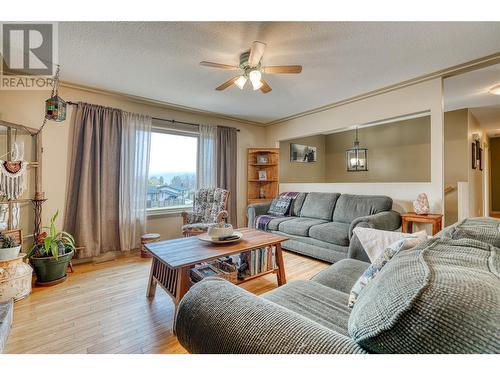 154 Glen Place, Penticton, BC - Indoor Photo Showing Living Room