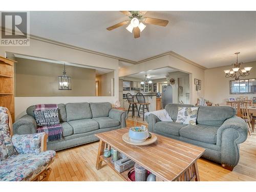 154 Glen Place, Penticton, BC - Indoor Photo Showing Living Room