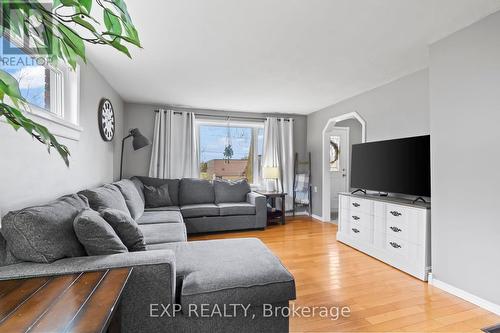 350 Durham St W, Wellington North, ON - Indoor Photo Showing Living Room
