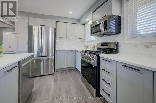 51 Rossford Cres E, Kitchener, ON - Indoor Photo Showing Kitchen With Stainless Steel Kitchen With Upgraded Kitchen