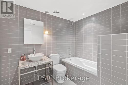 #909 -75 Portland St, Toronto, ON - Indoor Photo Showing Bathroom