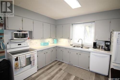 470 3Rd Street W, Shaunavon, SK - Indoor Photo Showing Kitchen With Double Sink