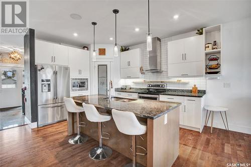 520 Redwood Crescent, Warman, SK - Indoor Photo Showing Kitchen With Upgraded Kitchen