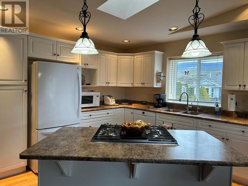 859 8 Avenue, Vernon, BC - Indoor Photo Showing Kitchen With Double Sink