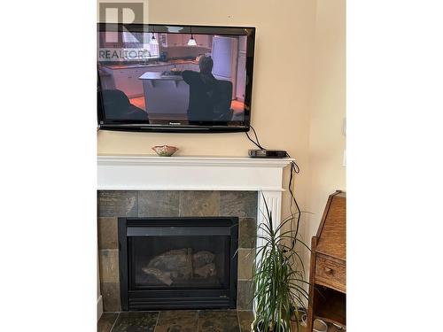 859 8 Avenue, Vernon, BC - Indoor Photo Showing Living Room With Fireplace