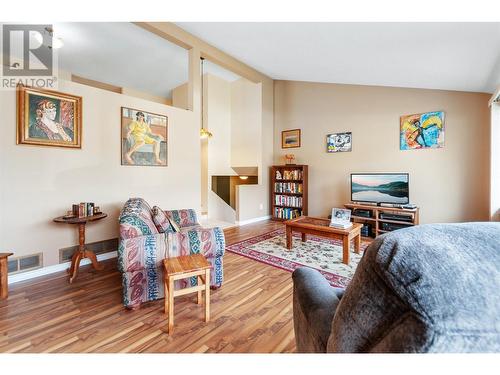 1620 Carmi Avenue, Penticton, BC - Indoor Photo Showing Living Room