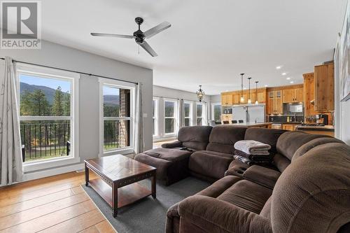 2457 Salmon River Road, Salmon Arm, BC - Indoor Photo Showing Living Room