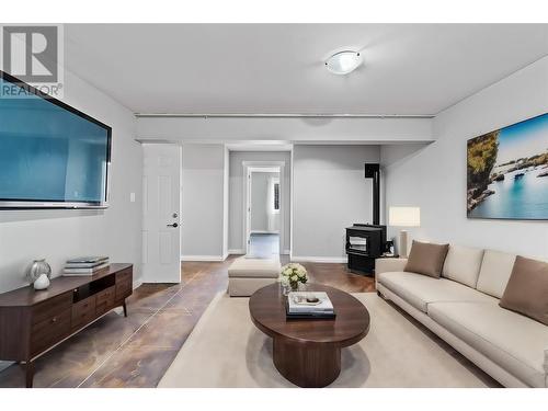 2457 Salmon River Road, Salmon Arm, BC - Indoor Photo Showing Living Room