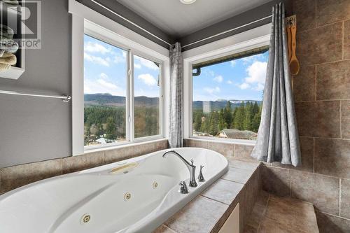 2457 Salmon River Road, Salmon Arm, BC - Indoor Photo Showing Bathroom