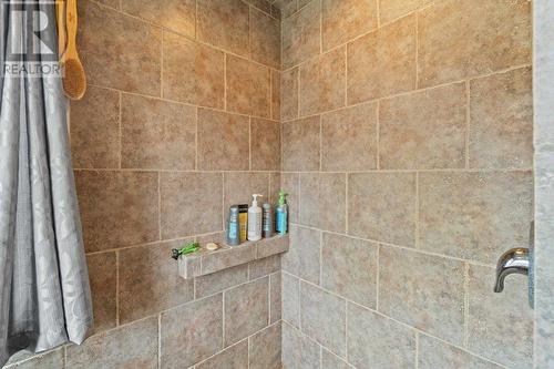 2457 Salmon River Road, Salmon Arm, BC - Indoor Photo Showing Bathroom