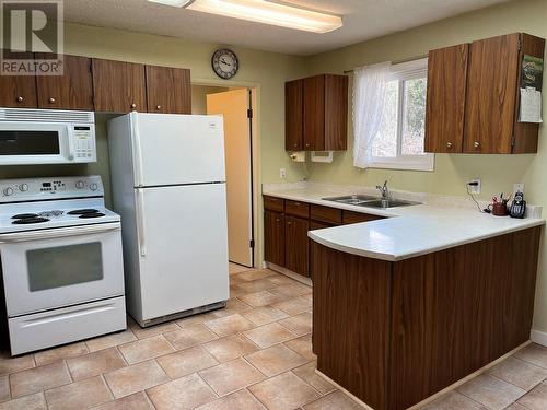 434 Oak Avenue, Sicamous, BC - Indoor Photo Showing Kitchen With Double Sink