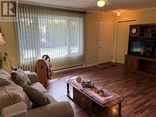 434 Oak Avenue, Sicamous, BC - Indoor Photo Showing Living Room