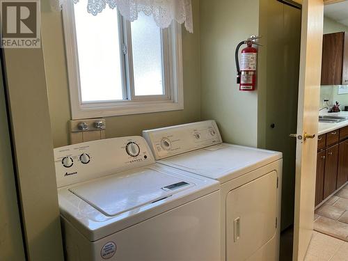 434 Oak Avenue, Sicamous, BC - Indoor Photo Showing Laundry Room