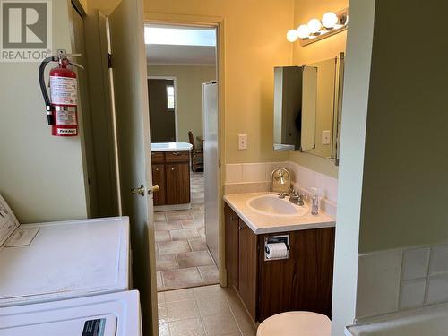 434 Oak Avenue, Sicamous, BC - Indoor Photo Showing Bathroom
