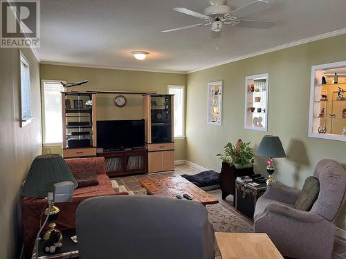 434 Oak Avenue, Sicamous, BC - Indoor Photo Showing Living Room