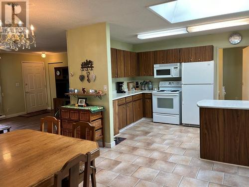 434 Oak Avenue, Sicamous, BC - Indoor Photo Showing Kitchen