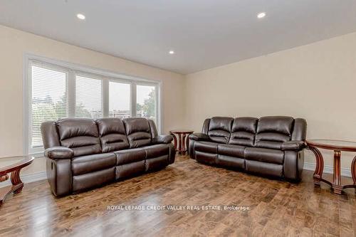 311 Colborne St, Bradford West Gwillimbury, ON - Indoor Photo Showing Living Room