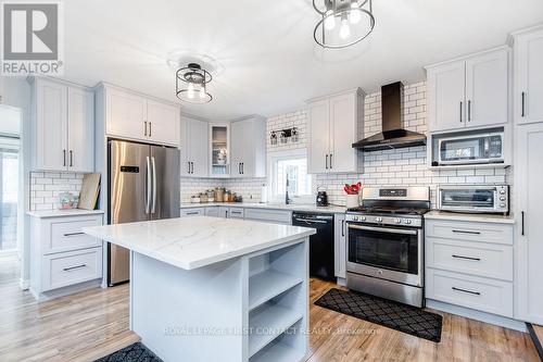 1101 Honey Harbour Rd N, Georgian Bay, ON - Indoor Photo Showing Kitchen With Upgraded Kitchen