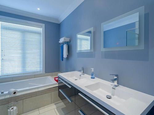Bathroom - 7845 Rue De Liverpool, Brossard, QC - Indoor Photo Showing Bathroom