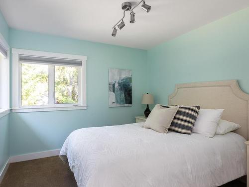5216 Stag Rd, Highlands, BC - Indoor Photo Showing Bedroom
